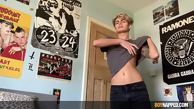 Twink acts solo on cam and provides really slutty scenes